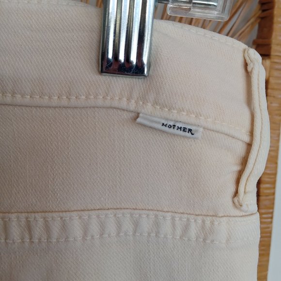MOTHER Denim The Insider Crop Step Fray in Chalk Ivory - Picture 4 of 12